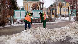 Валуйские коммунальщики продолжили работы по очистке тротуаров от наледи