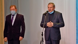 Депутат Белгородской облдумы Валерий Сергачёв вручил награды валуйским медикам