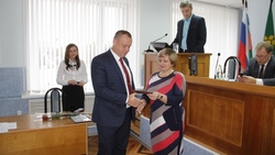 Наталья Никулина вручила значки и удостоверения народным избранникам