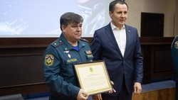 Вячеслав Гладков наградил сотрудников МЧС в их праздник