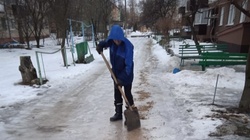 Коммунальщики продолжили чистить улицы после ледяного дождя в белгородских Валуйках