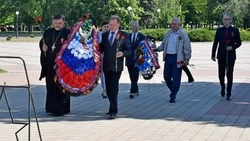 Торжественное возложение венков и цветов к мемориалу «Скорбящая мать» прошло в белгородских Валуйках