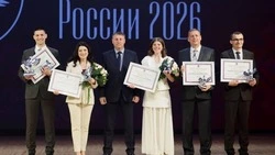 Врио губернатора Александр Шуваев наградил победителя регионального этапа конкурса «Учитель года»