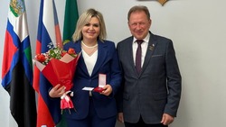 Глава администрации Валуйского горокруга Алексей Дыбов вручил многодетным мамам награды