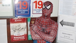 Избиратель в костюме Человека-паука побывал на участке в Валуйках Белгородской области