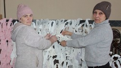  Неравнодушные сердца селянок. Волонтёры из приграничья организовали  плетение маскировочных сетей