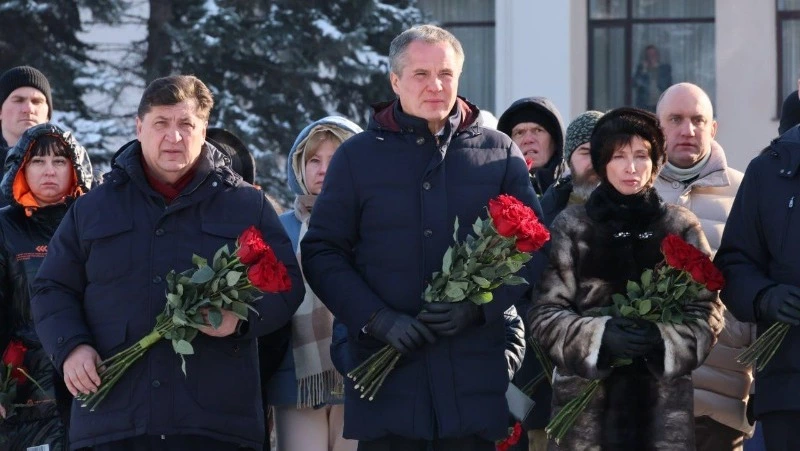 Власти возложили цветы в память о расстрелянных немецкими оккупантами  на Камышитовом заводе 