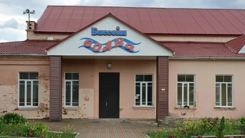 Строители приступили к капитальному ремонту бассейна «Волна» в Валуйках Белгородской области